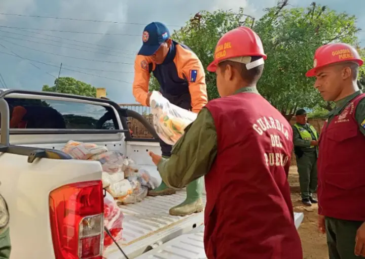 El secretario General de Gobierno, Luis Manuel Piña, informó que este lunes prosiguieron las atenciones a las familias vulneradas por las lluvias en Buchivacoa.