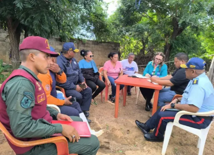 El secretario General de Gobierno, Luis Manuel Piña, informó que este lunes prosiguieron las atenciones a las familias vulneradas por las lluvias en Buchivacoa.