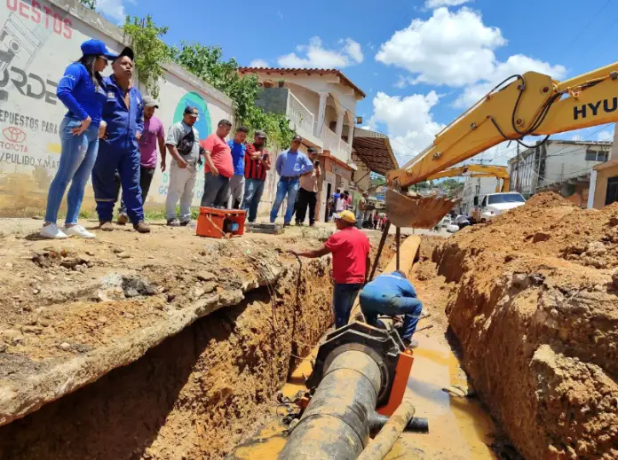 Hidrofalcón y la dirección de Servicios Públicos de la Alcaldía de Federación iniciaron la reparación del bote de agua blanca de la calle San Antonio.