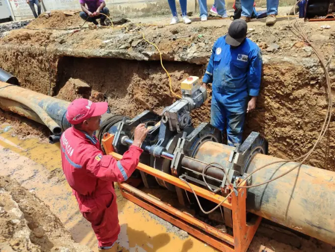 Hidrofalcón y la dirección de Servicios Públicos de la Alcaldía de Federación iniciaron la reparación del bote de agua blanca de la calle San Antonio.