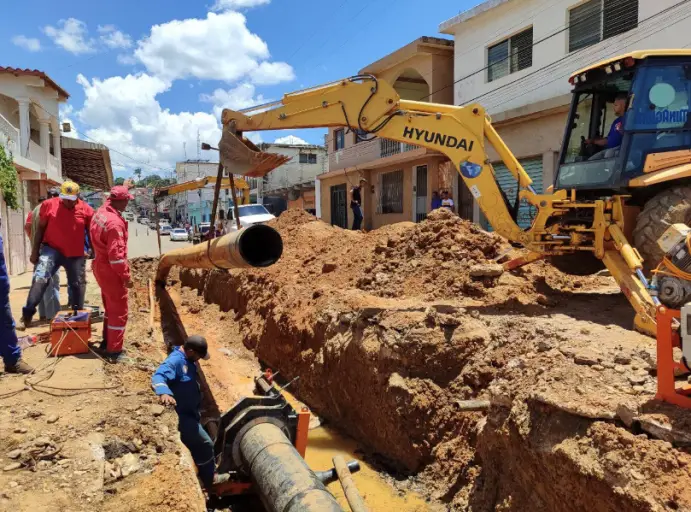 Hidrofalcón y la dirección de Servicios Públicos de la Alcaldía de Federación iniciaron la reparación del bote de agua blanca de la calle San Antonio.