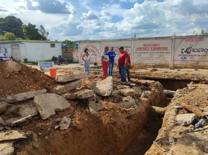 Hidrofalcón y la dirección de Servicios Públicos de la Alcaldía de Federación iniciaron la reparación del bote de agua blanca de la calle San Antonio.