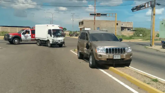 Pasadas las dos de la tarde se registró una colisión entre vehículos en la avenida principal de Bella Vista, sector Blanquita de Pérez de Punto Fijo.