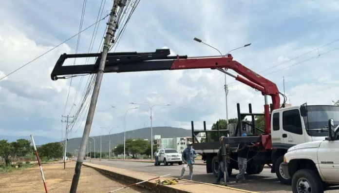 Cuadrillas del Centro de Servicios Punto Fijo y Coro de la Corporación Eléctrica Nacional (Corpoelec) realizaron un despliegue para atender reportes.