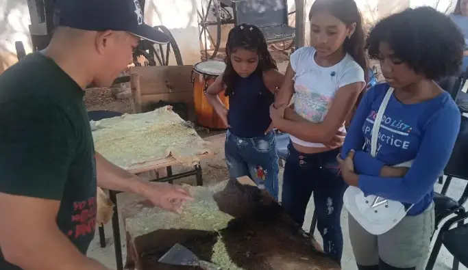 Niños de Coro fascinados por la magia del curtido de cuero