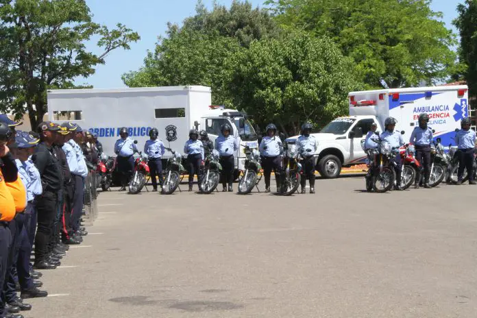 Cuadrantes de Paz de Falcón reciben 18 unidades motiorizadas También fueron asginados una ambulancia nueva y equipamiento táctico para distintos organismos de seguridad. Josmary Escalona Fotos/ Josmary Escalona Coro.- La capacidad operativa, táctica y tecnológica de los organimos de seguridad del estado Falcón fueron reforzados mediante una dotación entregada por el gobernador Víctor Clark Boscán en el miércoles de seguridad en nombre del presidente Nicolás Maduro. En la sede de la policía de Falcón (Polifalcón), municipio Miranda (Coro), los distintos componentes militares y policiales se dieron cita para recibir 18 unidades motorizadas que se suman al patrullaje a cargo de los Cuadrantes de Paz activos en los 25 municipios. También fue entregada una ambulancia totalmente nueva para afianzar el servicio médico de los funcionarios policiales y sus familiares a través de la Policlínica. Dicha unidad está equipada para prestar el servicio de cuidados intensivos, además de los primeros auxilios. La dirección de Orden Público de Polifalcón recibió un camión para la movilización de los funcionarios encargados de garantizar la paz y la armonía ciudadana. Con ella la dotación de equipos antimotines, escudos, chalecos antitraumas, bastones, 40 radios portátiles y 10 de base, dos drones. Mientras que la Guardia Nacional recibió diesel, aceite, colchones, computadoras, colchones y otros implementos de prevención como conos, chalecos escandecentes y linternas. El personal jubilado y pensionado de Polifalcón recibió la asignación de material de oficina y aires acondicionados con intención de mejorar los trámites administrativos e institucionales. Por su parte, el alcalde del municipio Miranda, Henry Hernández, aprovechó la ocasión para entregar 116 uniformes a policía municipal, botas, correas con accesorios, chalecos antibalas y cascos. Por la defensa de la soberanía El mandatario regional junto al secretario de Seguridad Ciudadana, G/B Miguel Morales Miranda, la secretaria general de gobierno, Marelys Castro y demás representantes de todos los entes de seguridad de la entidad señaló que la acción corresponde a las políticas implementaras para preservar la paz y defender la soberanía. Dijo que la presencia policial y militar en las calles evidencia el compromiso de los hombres y mujeres por preservar la convivencia de todos los habitantes. En tal sentido resaltó que la dotación cumple con el reforzamiento de la presencia territorial, fortalece las telecomunicaciones y afianza el aspecto administrativo. “Falcón se mantiene en la defensa de la soberanía, la paz y la estabilidad del país gracias a la perfecta unión-cívico-militar y a las direcciones del presidente Nicolás Maduro”. Sostuvo que el gobierno en todos sus niveles trabaja y se esfuerza por asegurar las condiciones necesarias y el crecimiento de los cuerpos de seguridad para que los uniformados puedan cumplir con su función y dar respuestas inmediatas. Por lo que enfatizó que todo la fuerza de seguridad se mantiene como un solo equipo cohesionado bajo las direcciones del Ministerio de Relaciones Interiores, Justicia y Paz. Clark rechazó de manera categórica los últimos acontecimientos de la ultraderecha venezolana y el fascismo internacional que propician la violencia, el terrorismo, la injerencia y la inestabilidad de la Patria. Nueva sala de reuniones En la agenda de la actividad también estuvo comtmeplado al inauguración de la sala de reuniones “Hugo Chávez”, un puesto de control en el que los organismos discutirán las incidencias y las acciones a tomar. Por lo que el Ejecutivo regional indicó que para el último trimestre del año 2024 se enfocarán en las medidas preventivas para los accidentes de tránsito, la lucha contra el narcotráfico y el patrullaje constante. Foto 1: La nuevas unidades será distribuidas en los Cuadrntes de Paz. Foto 2: Gobernador Víctor Clark reconoció la labor de los uniformados. Foto 3: La sala de reuniones propiciará el espacio para la evaluación constante de estrategias. Foto 4: El equipamiento fue para distintos componentes de seguridad.