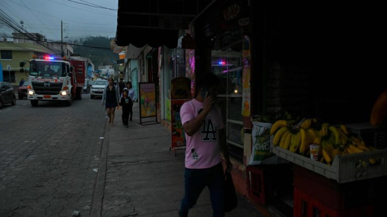 Ecuador a oscuras por crisis eléctrica a causa de su peor sequía en 60 años