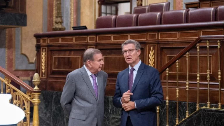 Presidente del Partido Popular recibe a Edmundo González en el Congreso