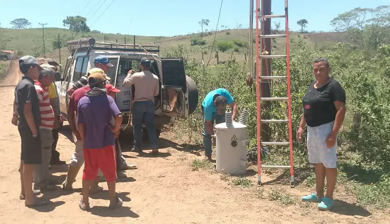 Alrededor de 60 familias de la comunidad de Paracote volvieron a ver luz con la instalación de un transformador de 37.5KVA.