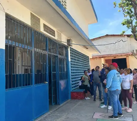 La autoridad única de educación en Falcón, Marelys Castro de la mano con las Brigadas Comunitarias Militares (Bricomiles) de Educación recorrió Carirubana.