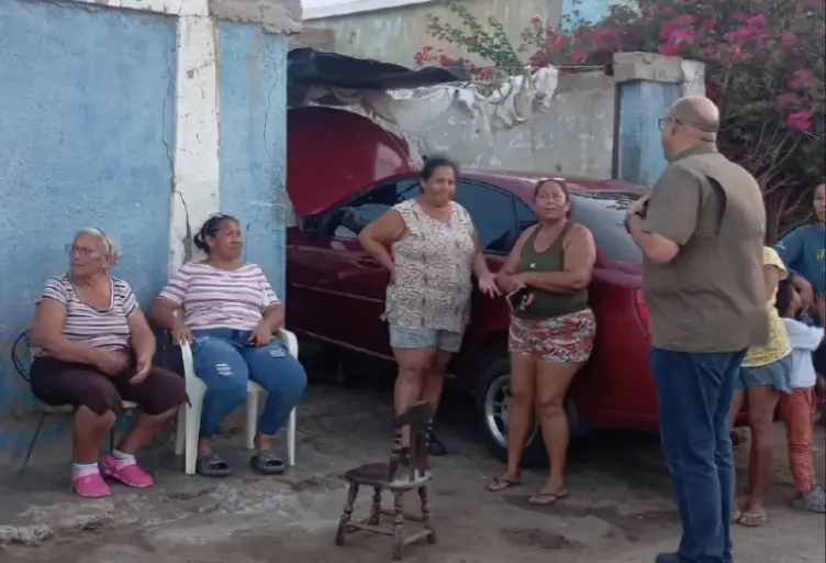 El Alcalde del municipio Carirubana, recorrió diferentes calles de Punta Cardón para conocer la realidad de sus habitantes, luego de las lluvias.