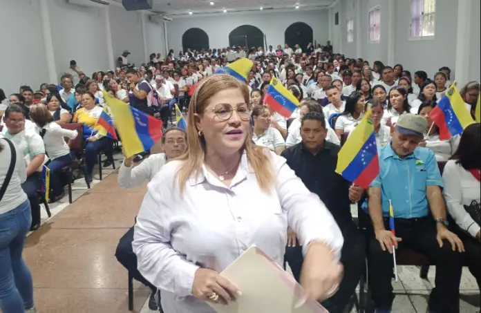 La directora del Centro de Desarrollo de la Calidad Educativa, Marelys Castro, acompañó a los casi 20 mil docente al plan de formación docente.