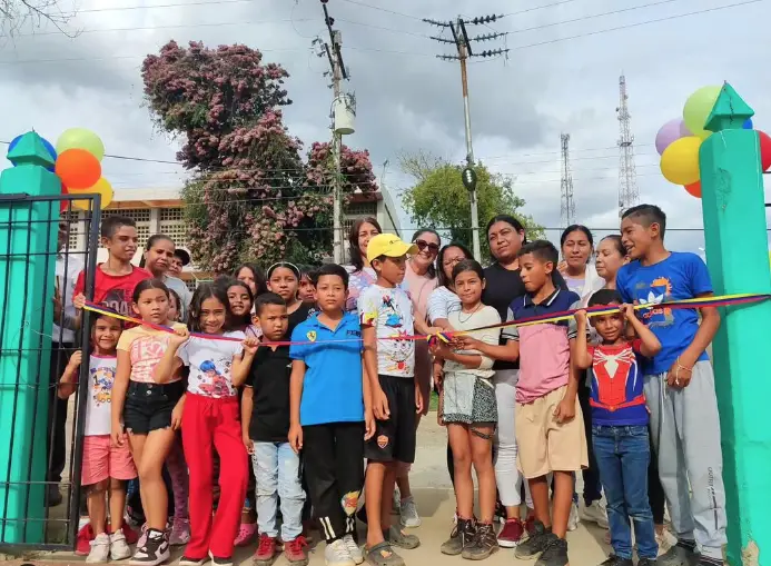 Con mucho color y diversas atracciones, los niños de Churuguara estrenaron el parque infantil ubicado en la UBCH Padre Aldana para sumar diversión.