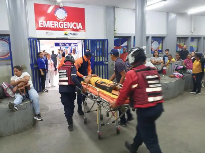 La noche de este lunes 16 de septiembre entraron dos lesionados a la emergencia del Hospital Van Grieken por la colisión entre una moto y un vehículo.