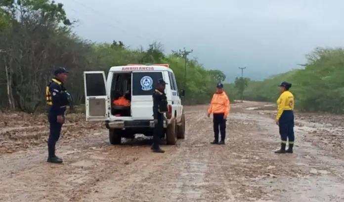 El Sistema Nacional de Riesgo en Falcón sigue muy de cerca la situación de las lluvias en el municipio Zamora, tras interrupción de la vialidad.