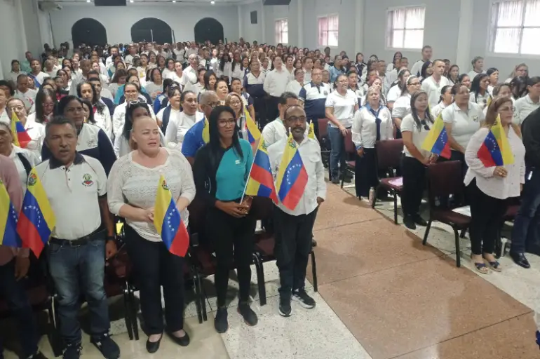 La directora del Centro de Desarrollo de la Calidad Educativa, Marelys Castro, acompañó a los casi 20 mil docente al plan de formación docente.