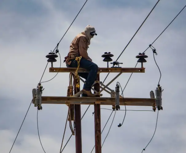 En un despliegue del gobierno de Calle, este martes el gobernador Víctor Clark inspeccionó lel mejoramiento del tendido eléctrico de alta tensión.