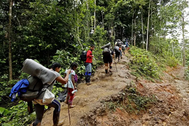 Panamá estima que paso de migrantes por el Darién baje 38%