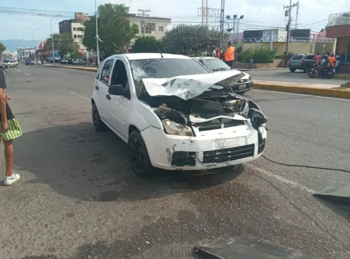 En la tarde de este lunes. un choque entre un vehículo y una moto suscitado en la Av. Los Médanos de Coro deja una mujer fallecida y un hombre gravemente herido