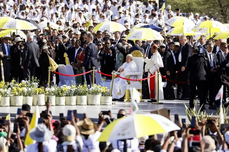 El papa Francisco celebró una misa en Dili para 600.000 personas