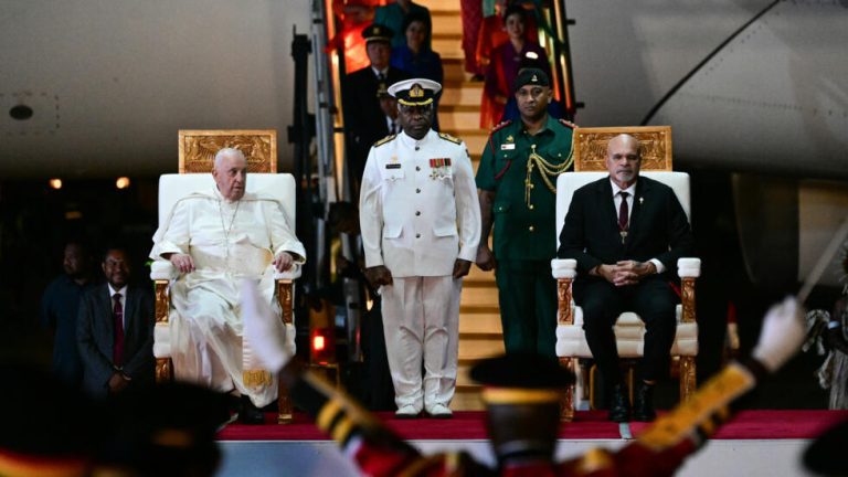 El papa Francisco llega a Papúa Nueva Guinea, segunda etapa de su viaje apostólico