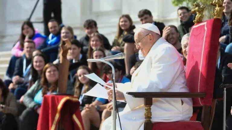 El Papa anima a los jóvenes a no limitarse a “ver y juzgar el mundo tras una pantalla”