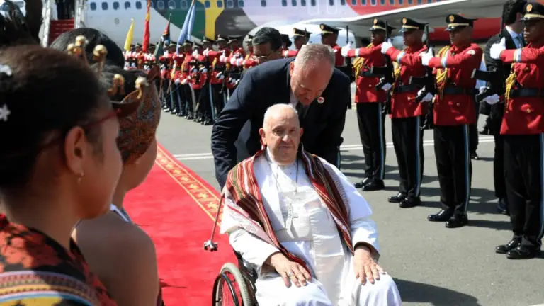 El papa Francisco llega a Timor Oriental en su gira por Asia