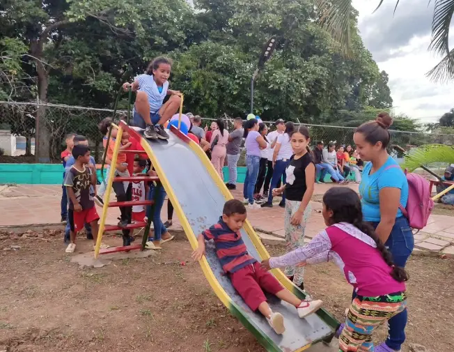 Con mucho color y diversas atracciones, los niños de Churuguara estrenaron el parque infantil ubicado en la UBCH Padre Aldana para sumar diversión.