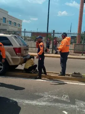 Pasadas las dos de la tarde se registró una colisión entre vehículos en la avenida principal de Bella Vista, sector Blanquita de Pérez de Punto Fijo.