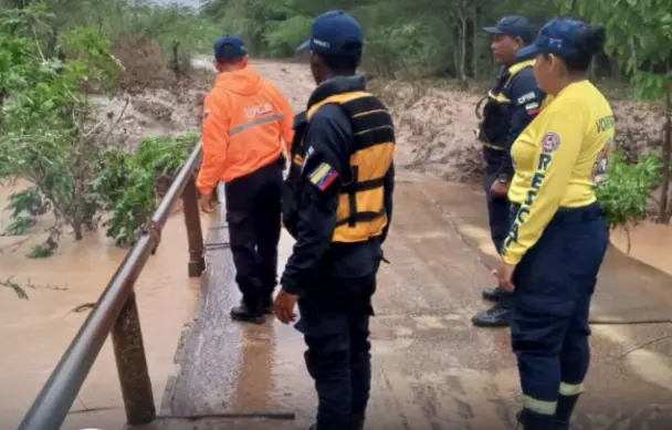 El Sistema Nacional de Riesgo en Falcón sigue muy de cerca la situación de las lluvias en el municipio Zamora, tras interrupción de la vialidad.