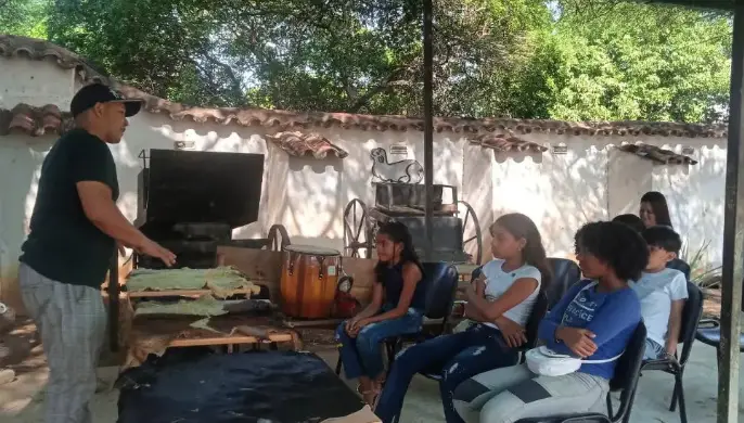 En estas vacaciones, el arte del curtido de cuero se convirtió en una experiencia enriquecedora para los pequeños del municipio Miranda.