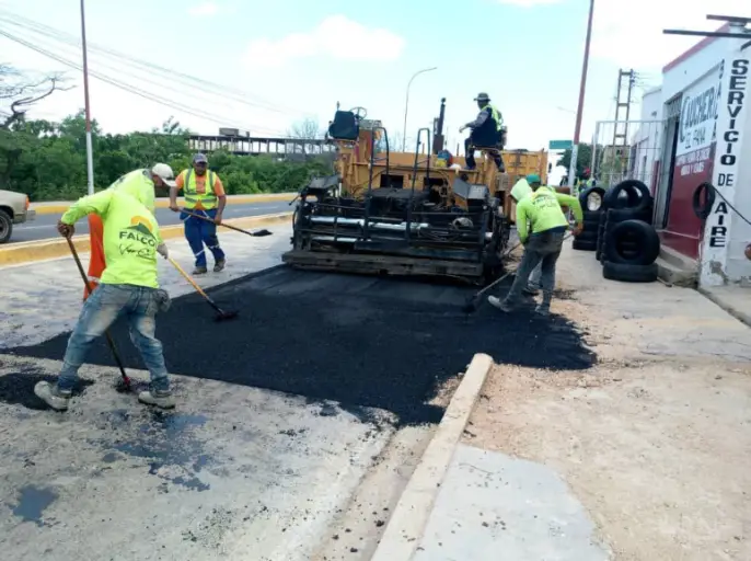 El Plan de Asfaltado Urbano se movilizó al municipio Carirubana de la Península de Paraguaná para ejecutar un bacheo menor en la avenida Rafael González.