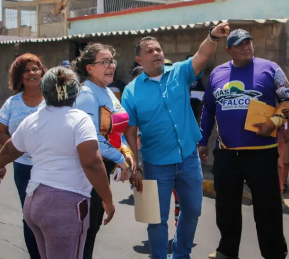 El equipo de trabajo de la gobernación, Vías de Falcón y la alcaldía de Carirubana colocaron 600 toneladas de asfaltado en la calle Ayacucho “de punta a punta”.