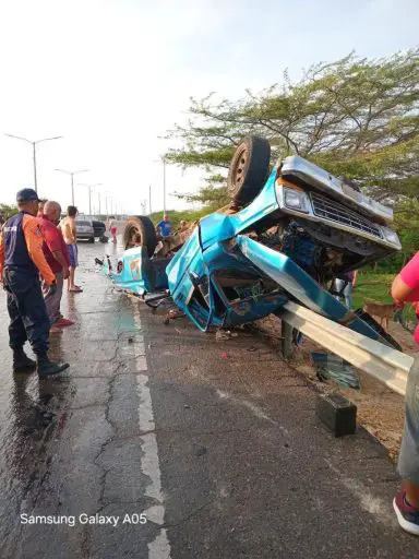 Este domingo un accidente de tránsito tipo colisión entre vehículos y vuelco de uno de ellos se registró en la Intercomunal Alí Primera de Punto Fijo.