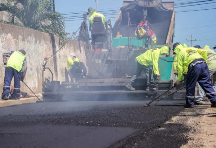 Las primeras 800 toneladas de asfalto se colocaron en un tramo de más de 700 metros de longitud en la avenida principal de Sabana Larga.