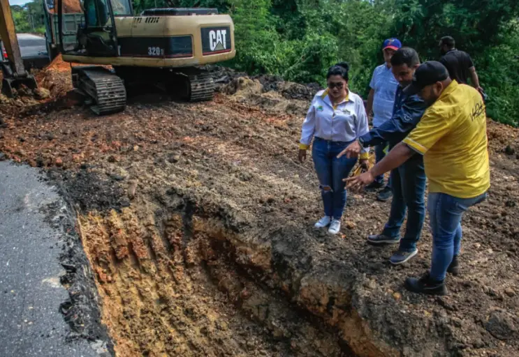 El gobernador Víctor Clark inspeccionó los trabajos de rehabilitación vial de 8.2 kilómetros en la Morón-Coro a la altura del sector el Caimán.