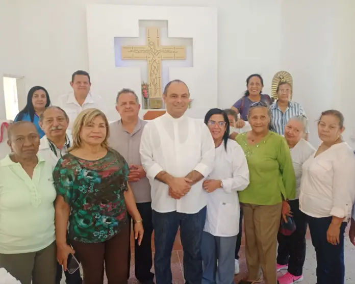 Arling Moreno al frente de la Capilla de Nuestra Señora de Lourdes, ubicada en el Hospital de Coro, ratificó que los servicios religiosos se mantiene.