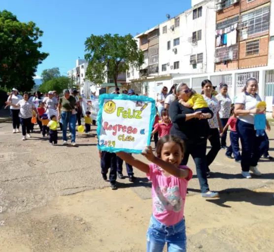 Con el propósito de celebrar el inicio a clases, los niños y maestras del Centro de Educación Inicial Simón Bolívar realizaron un desfile comunitario.