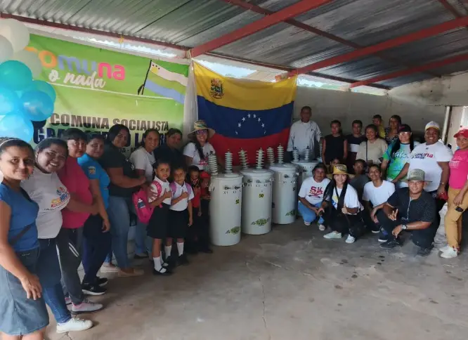 La autoridad colectiva de Comunas Franjalimar Higuera acompañó la colocación de cuatro transformadores y luminarias en el municipio Mauroa.