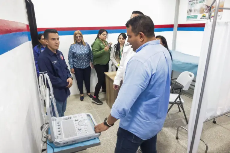 El área de consultas externas del Hospital Dr. Lino Arévalo de Tucacas, en el municipio Silva, fue entregada este jueves por parte del gobernador Víctor Clark.