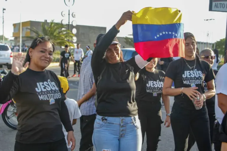 Los seguidores de Jesús en Punto Fijo marcharon para clamar por milagros y elevar adoración al altísimo. Moraima Roldán enfatizó que su pasión es Jesús.