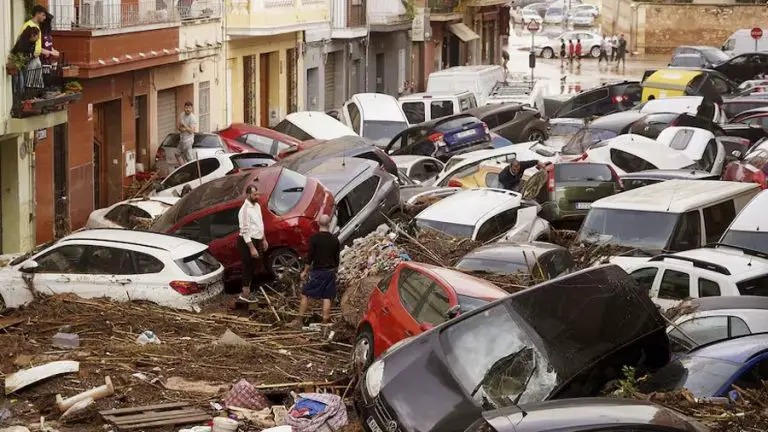 Al menos 70 muertos por las inundaciones en Valencia, España (VIDEO)