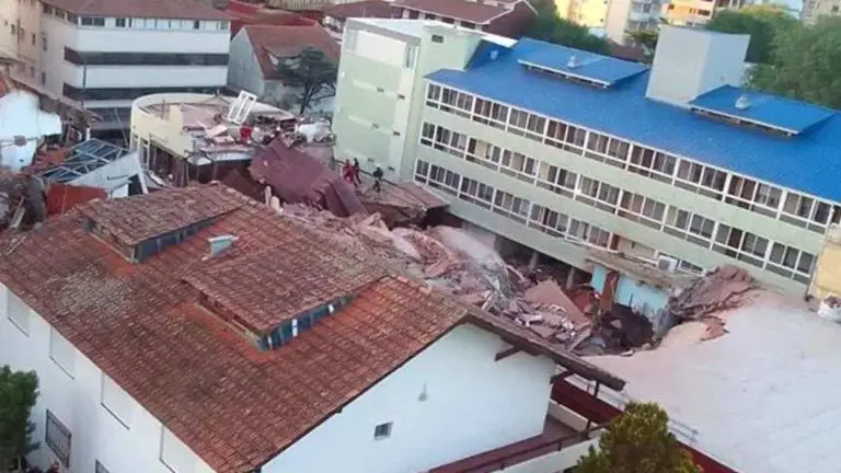 Derrumbe de un edificio de 10 pisos en Argentina deja al menos un muerto