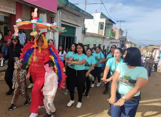 La creatividad se hizo presentes en las calles de Churuguara con el Desfile Pedagógico a propósito de la celebración del Día de la Educación Inicial.