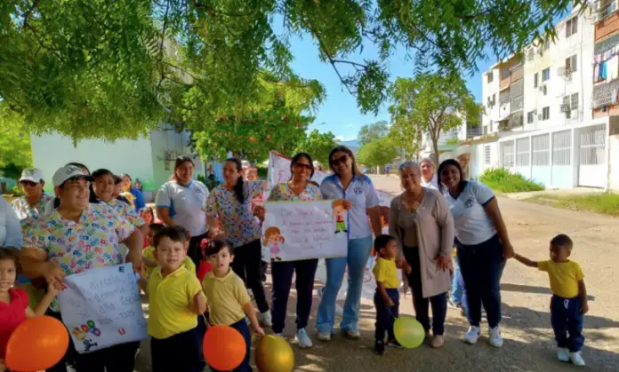 Con el propósito de celebrar el inicio a clases, los niños y maestras del Centro de Educación Inicial Simón Bolívar realizaron un desfile comunitario.