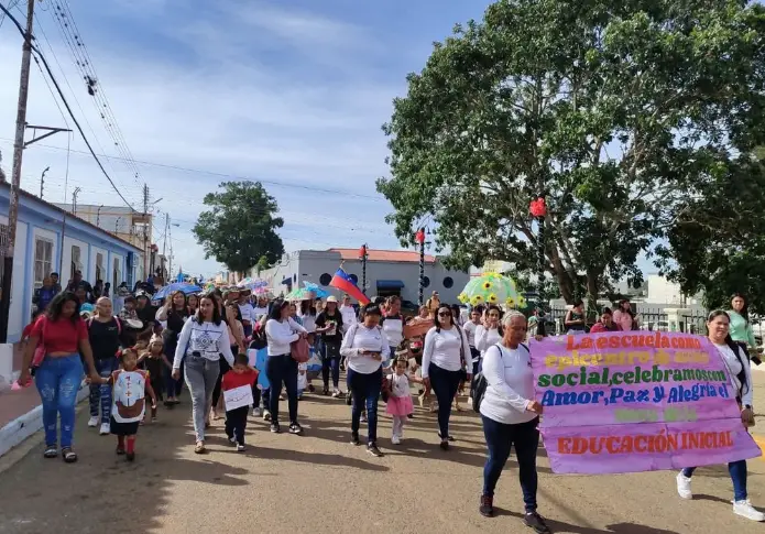 La creatividad se hizo presentes en las calles de Churuguara con el Desfile Pedagógico a propósito de la celebración del Día de la Educación Inicial.