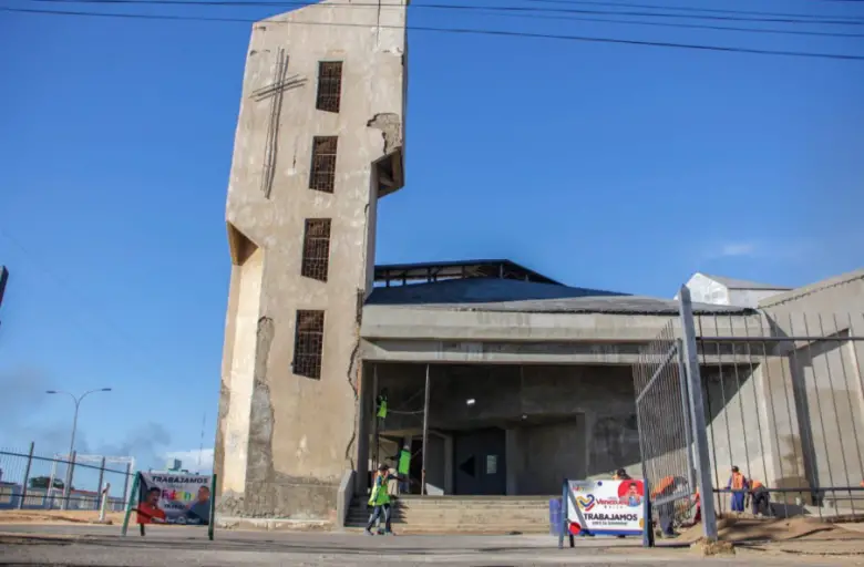 Víctor Clark Boscán revisó los trabajos que se ejecutan en la emblemática Iglesia San Martín de Porras de la comunidad de Banco Obrero en Punto Fijo.