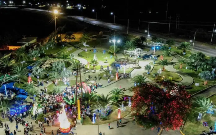 La noche de este viernes se llenó de gaitas, villancicos y muchas luces en la plaza Los Encuentros de Coro para dar la bienvenida a la Navidad.