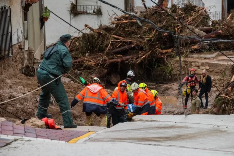 Suben a más de 90 los muertos por devastadoras inundaciones en España