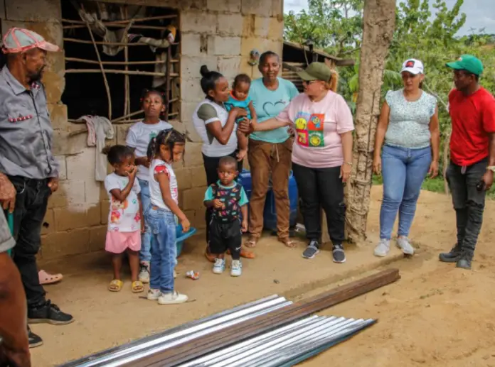 Vecinos vieron hecha realidad las palabras del gobernador Víctor Clark quien se comprometió a asistir a las más de 50 familias afectadas.